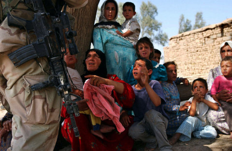 2004 IRAQ. 2004
IRAQ. Tikrit. Women and children look up in fear and despair at American soldiers, while 