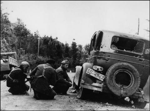 (c) Cornell Capa Photos by Robert Capa © 2001 / Magnum Photos