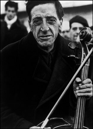 (c) Cornell Capa Photos by Robert Capa © 2001 / Magnum Photos