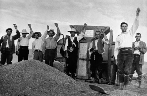 (c) Cornell Capa Photos by Robert Capa © 2001 / Magnum Photos