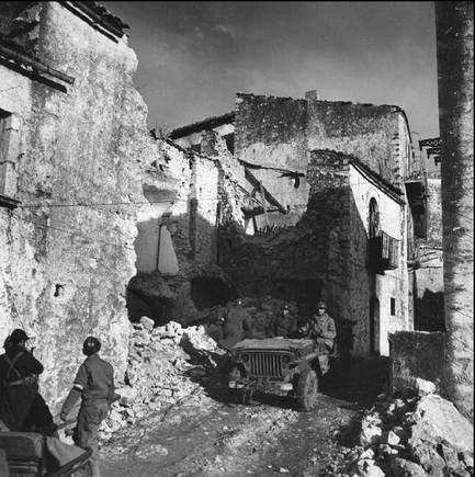 (c) ROBERT  CAPA © 2001 By Cornell Capa / Magnum Photos
