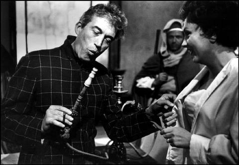 (c) ROBERT  CAPA © 2001 By Cornell Capa / Magnum Photos