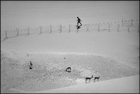 (c) Raymond Depardon / Magnum Photos