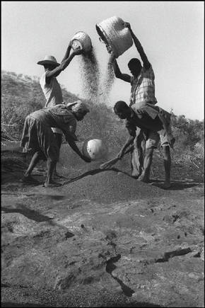 (c) Raymond Depardon / Magnum Photos