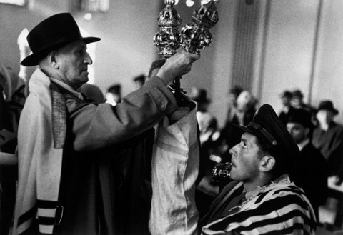 (c) ROBERT  CAPA © 2001 By Cornell Capa / Magnum Photos