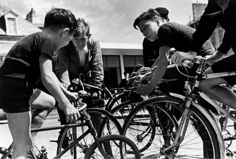 (c) Cornell Capa Photos by Robert Capa © 2001 / Magnum Photos