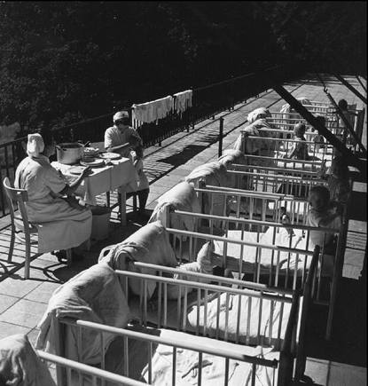 (c) ROBERT  CAPA © 2001 By Cornell Capa / Magnum Photos