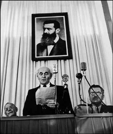 (c) ROBERT  CAPA © 2001 By Cornell Capa / Magnum Photos