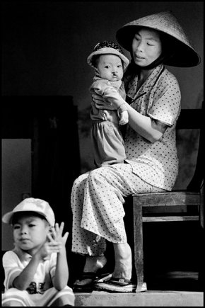 (c) Philip Jones Griffiths  / Magnum Photos