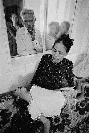 (c) Philip Jones Griffiths / Magnum Photos