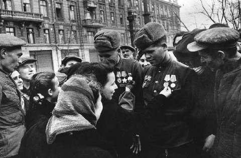 (c)  Soviet Group / Magnum Photos