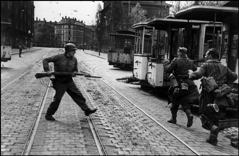 (c) ROBERT  CAPA © 2001 By Cornell Capa / Magnum Photos