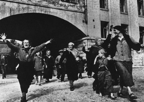 (c)  Soviet Group / Magnum Photos