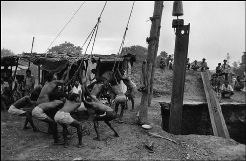 (c) Raghu Rai / Magnum Photos