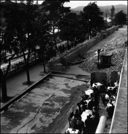 (c) ROBERT  CAPA © 2001 By Cornell Capa / Magnum Photos